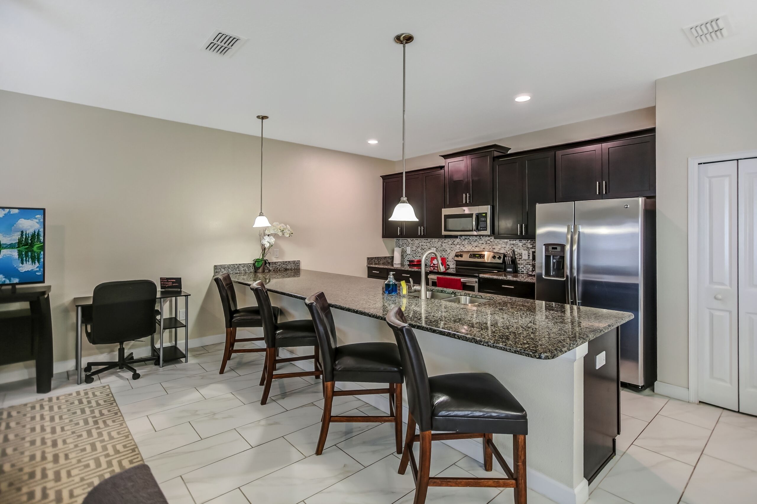 Køleskab, mikrobølgeovn, ovn, kogeplade