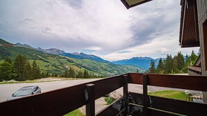 Ein Balkon mit Blick auf eine Berglandschaft.