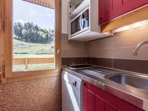 Køleskab, mikrobølgeovn, ovn, kogeplade