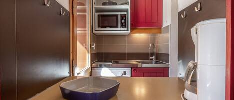 Frigorífico, microondas, horno y placa de cocina