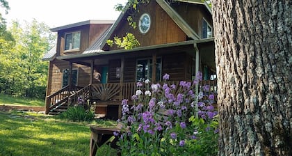 WIFI!! Big Oak Cabin, ozarks, hot tub, rivers!