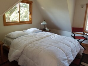 2 bedrooms, free WiFi, bed sheets - WIFI!! Big Oak Cabin, ozarks, hot tub, rivers! (Tecumseh)