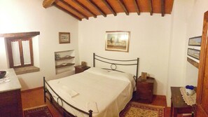 9 camere, una cassaforte in camera, una scrivania, ferro/asse da stiro