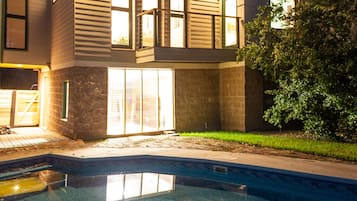 Piscine extérieure, piscine chauffée, chaises longues