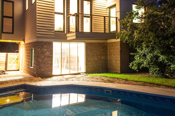 Una piscina al aire libre, una piscina climatizada, tumbonas