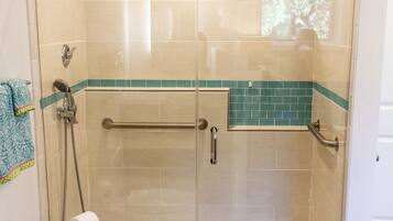 Douche, sèche-cheveux, serviettes fournies, savon