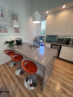 Refrigerador, microondas, horno y parrilla de estufa