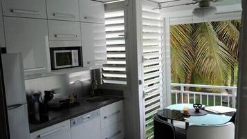 Frigorífico, microondas, horno y placa de cocina