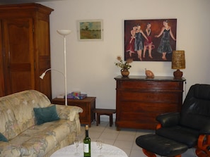 TV, fireplace, books - Pretty quiet villa with beautiful pool and garden in Uzès (Uzès)