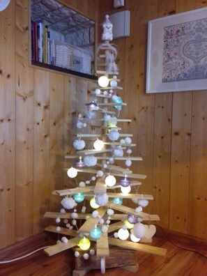 Un mur en bois agrémenté d’un éclairage décoratif.