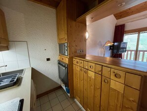 Fridge, oven, stovetop, dishwasher - 2-room mezzanine for 6, south balcony, near slopes and shops (Valmorel)