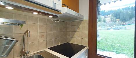 Refrigerador, microondas, horno y parrilla de estufa