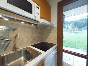Fridge, microwave, oven, stovetop - Spacious 2-Room Apt for 5, Ski-In/Out, Near Lift & ESF, Well-Equipped, Valmorel (Valmorel)