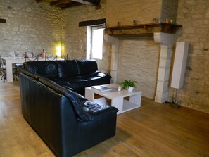 TV, bøker og stereoanlegg