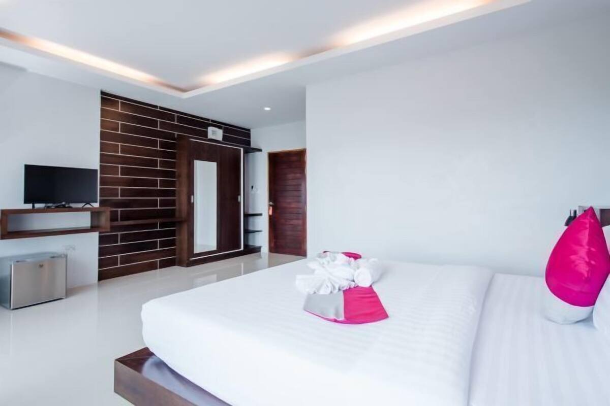 Desk, soundproofing, WiFi (free), bed sheets