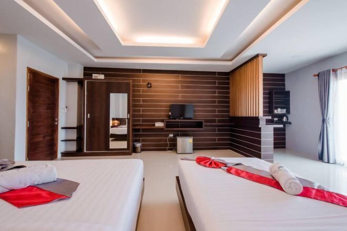 Desk, soundproofing, WiFi (free), bed sheets