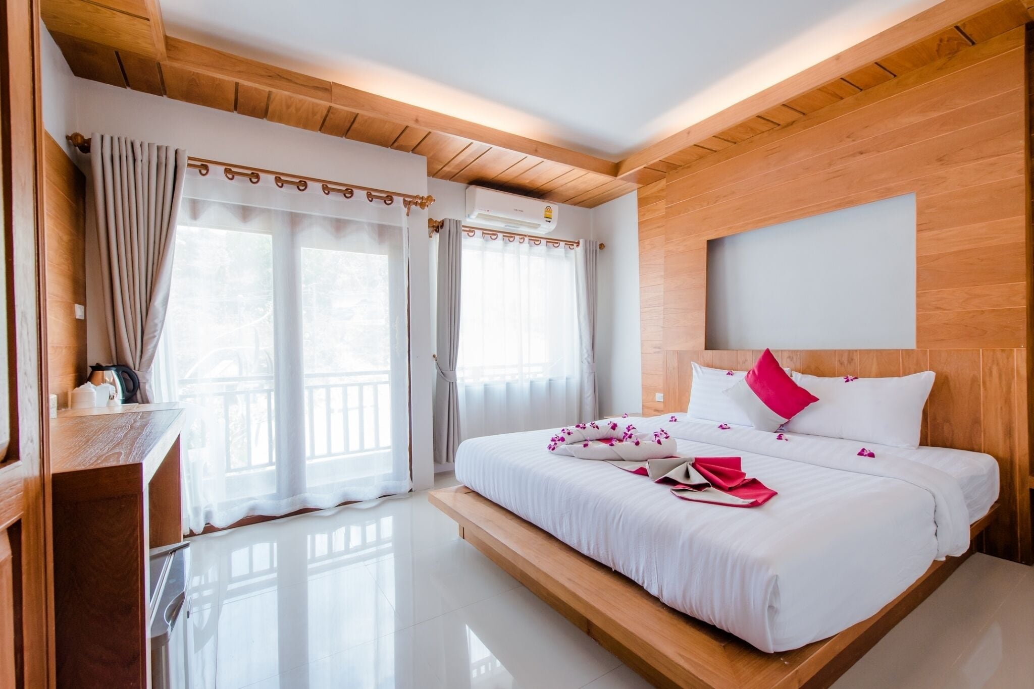 办公桌、隔音、免费 WiFi、床单