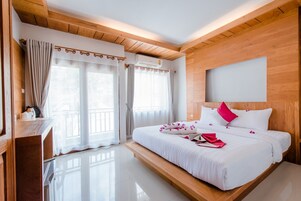 Escritorio, sistema de insonorización, wifi gratis y ropa de cama