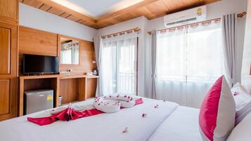 Desk, soundproofing, free WiFi, bed sheets