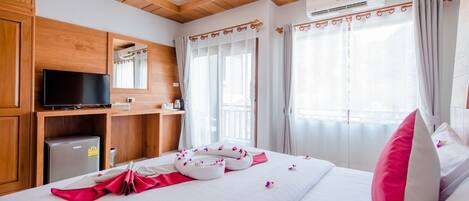 Escrivaninha, quartos à prova de som, Wi-Fi de cortesia, roupa de cama