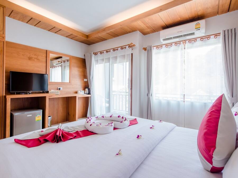 Escrivaninha, quartos à prova de som, Wi-Fi de cortesia, roupa de cama