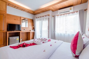 Escritorio, sistema de insonorización, wifi gratis y ropa de cama