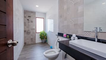 Douche, serviettes fournies, savon, shampoing