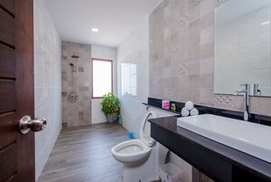 Ducha, toallas, jabón y champú