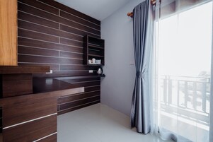 Escritorio, sistema de insonorización, wifi gratis y ropa de cama