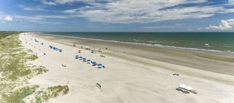 Charming cottage yards to beach and recent reno