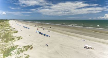 Charming cottage yards to beach and recent reno