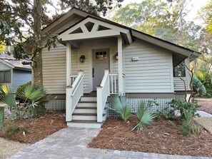 Exterior - Charming cottage yards to beach and recent reno (Kiawah Island)