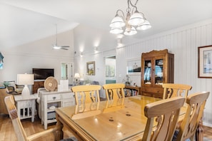 Dining - Charming cottage yards to beach and recent reno (Kiawah Island)