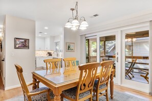 Dining - Charming cottage yards to beach and recent reno (Kiawah Island)