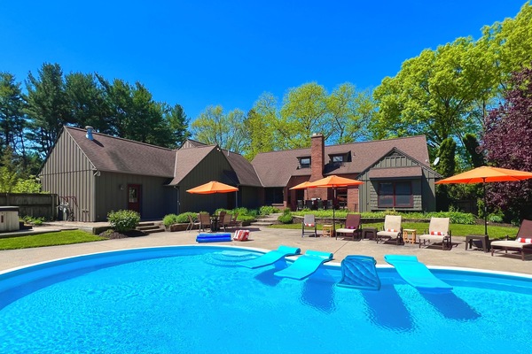 BACKYARD: pool, hot tub, privacy fence (pet proof), grill, dining for 18