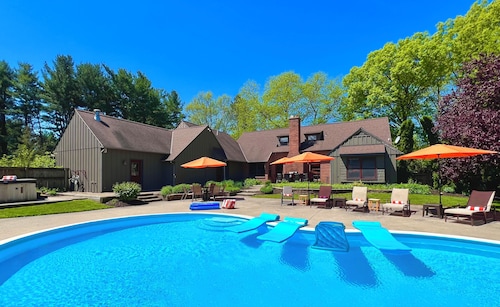 ALLEGAN ACRES 3Acres,Pool,HotTub,6Bdrm,3Bath,2Fireplaces,FirePit,PingPong,Events