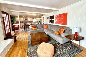 Téléviseur connecté, foyer, jeux vidéo, table de ping-pong