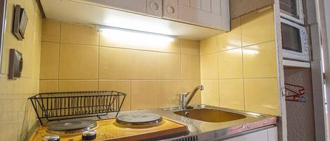 冷蔵庫、電子レンジ、オーブン、コンロ