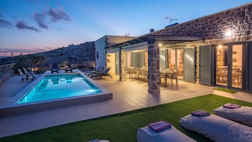 Een buitenzwembad, een verwarmd zwembad