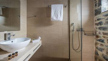 Een douche, een haardroger, handdoeken