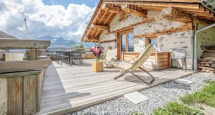 Authentic renovated chalet on the slopes 5 min walk Arc 1600 4 ch 3 bath 12pers