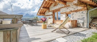 Authentic renovated chalet on the slopes 5 min walk Arc 1600 4 ch 3 bath 12pers