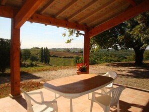 Outdoor dining - Loft in a barn on the edge of the village with viewpoint, land and terraces (L'honor-De-Cos)