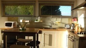 Geladeira, micro-ondas, fogão, cooktop