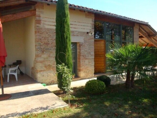 Terrace/patio - Loft in a barn on the edge of the village with viewpoint, land and terraces (L'honor-De-Cos)