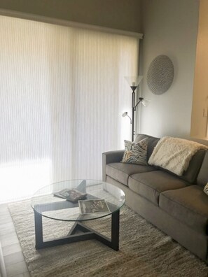Smart TV, chimenea, tenis de mesa y libros