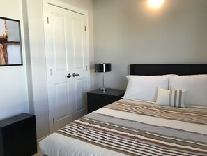 2 bedrooms, desk, WiFi, bed sheets