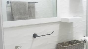 Douche, savon, papier toilette