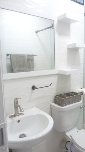 Regadera, jabón, papel de baño 