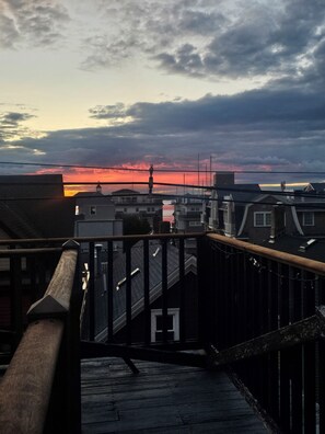 Property grounds - Downtown Eagles Nest w/ Roof Top Deck in the Heart of Newport (Newport)